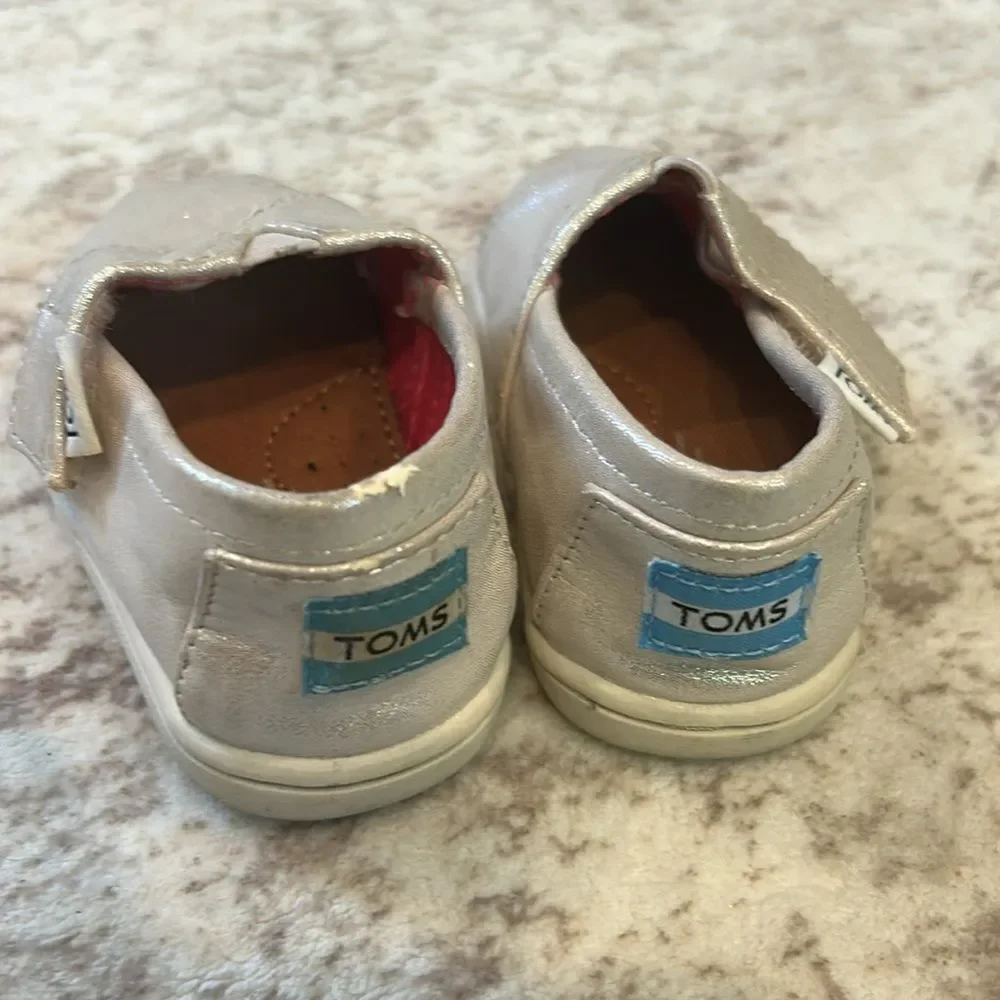 TOMS Kids Silver Slip-On Shoes T4